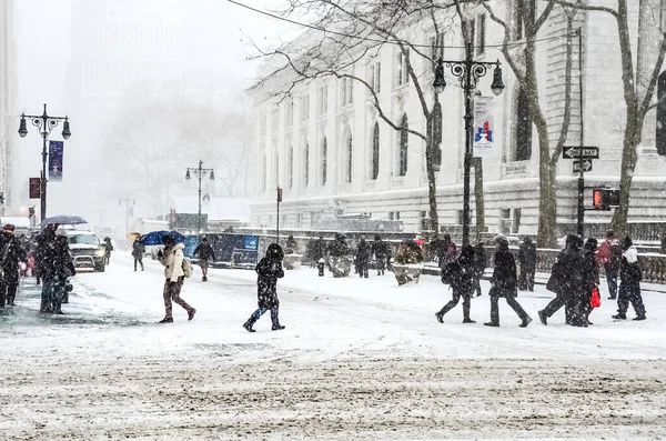 Tormenta Nieve Invernal Ciudad Nueva York Con Fuertes Nevadas Autos — Foto de Stock