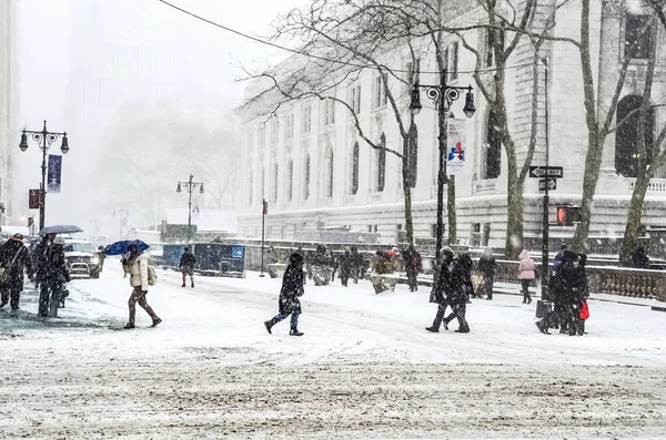 Tormenta Nieve Invernal Ciudad Nueva York Con Fuertes Nevadas Autos — Foto de Stock