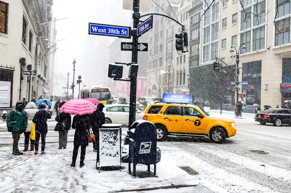 Зимняя Снежная Буря Нью Йорке Сильным Снегопадом Автомобили Покрытые Снегом — стоковое фото