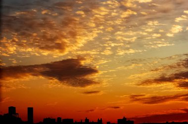 Brooklyn, New York 'un üzerinde güzel bir sabah güneşi bulutları.