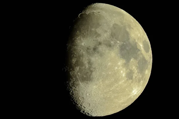 满月接近月球表面 可见月球陨石坑 — 图库照片