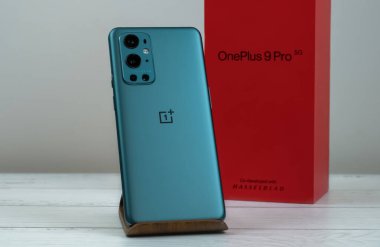 1 + 9 Pro 5G Çam yeşili renginde.