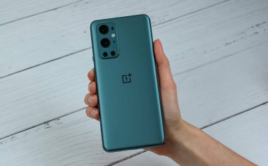 1 + 9 Pro 5G Çam yeşili renginde