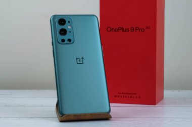 1 + 9 Pro 5G Çam yeşili renginde.