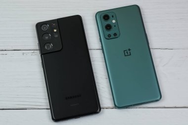 OnePlus 9 Pro 5G in Pine Green Samsung S21 Ultra 5G in Phantom Black