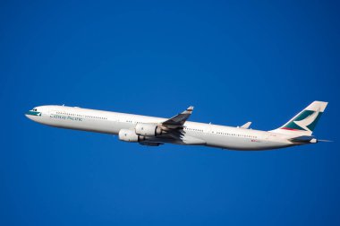 Cathay Pacific Airways Airbus A340-600 John F. Kennedy Uluslararası Havaalanı 'ndan kalkıyor..