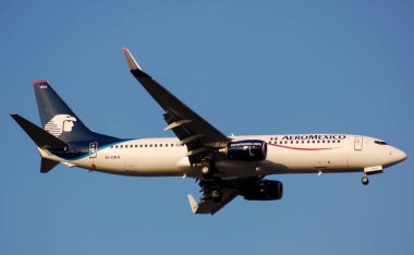 Aeromexico Boeing 737-800 John F. Kennedy Uluslararası Havaalanı 'na iniyor..
