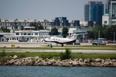 Air Bravo Pilatus PC-12, Kanada Ontario 'daki Billy Bishop Toronto Şehir Havaalanına iniyor..