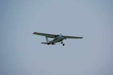 Cessna 150, Kanada Ontario 'daki Billy Bishop Toronto Şehir Havalimanı' na indi..