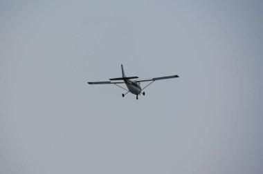 Cessna 172, Kanada Ontario Billy Bishop Toronto Şehir Havalimanı 'na indi..