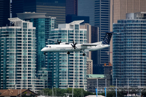 Porter Airlines Dash 8-400, построенный De Havilland Aircraft of Canada, приземлился в аэропорту города Торонто, Онтарио, Канада.