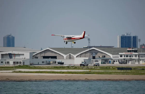 Cessna 172 Landing Billy Bishop Toronto City Airport Ontario Canada — Stockfoto