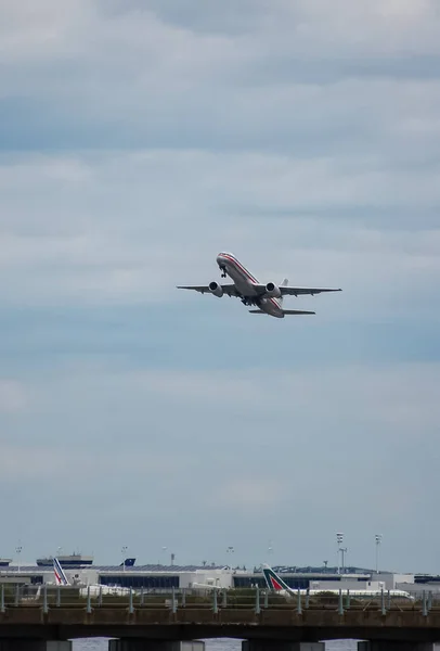 American Airlines Boeing 757 200 Startujący Międzynarodowego Lotniska Johna Kennedy — Zdjęcie stockowe