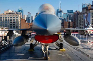 General Dynamics F-16 savaş uçağı New York 'taki Intrepid Hava Denizi ve Uzay Müzesi' nde..