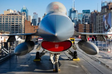 General Dynamics F-16 savaş uçağı New York 'taki Intrepid Hava Denizi ve Uzay Müzesi' nde..