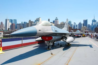 General Dynamics F-16 savaş uçağı New York 'taki Intrepid Hava Denizi ve Uzay Müzesi' nde..