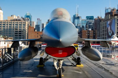 General Dynamics F-16 savaş uçağı New York 'taki Intrepid Hava Denizi ve Uzay Müzesi' nde..