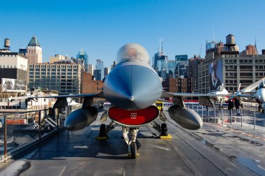 General Dynamics F-16 savaş uçağı New York 'taki Intrepid Hava Denizi ve Uzay Müzesi' nde..