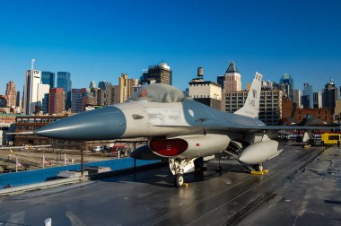 General Dynamics F-16 savaş uçağı New York 'taki Intrepid Hava Denizi ve Uzay Müzesi' nde..