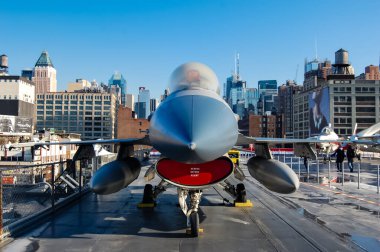 General Dynamics F-16 savaş uçağı New York 'taki Intrepid Hava Denizi ve Uzay Müzesi' nde..