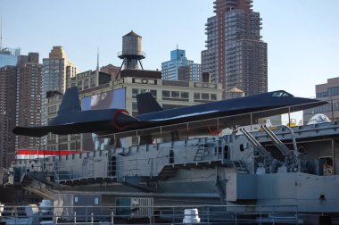 Lockheed A-12 (SR-71 Blackbird 'ün öncülü) New York' taki Intrepid Sea Air and Space müzesinde. A-12, Lockheed 's Skunk Works tarafından Clarence 