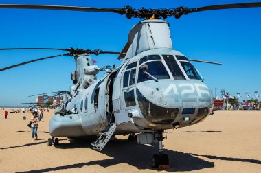 New York Donanma Haftası boyunca Brooklyn, New York 'ta Boeing Vertol CH-46 Deniz Şövalyesi (ABD Deniz Kuvvetleri). 