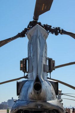 New York Donanma Haftası boyunca Brooklyn, New York 'ta Boeing Vertol CH-46 Deniz Şövalyesi (ABD Deniz Kuvvetleri). 