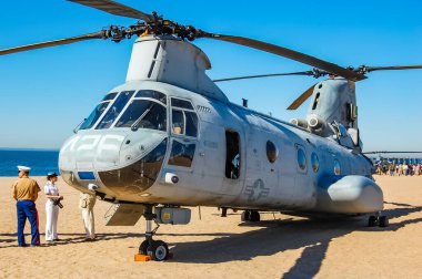 New York Donanma Haftası boyunca Brooklyn, New York 'ta Boeing Vertol CH-46 Deniz Şövalyesi (ABD Deniz Kuvvetleri). 