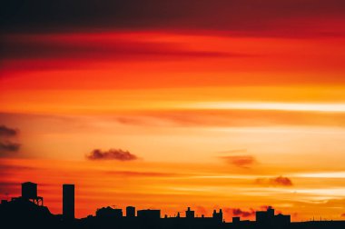 Brooklyn, New York 'un üzerinde güzel bir sabah güneşi bulutları.
