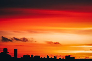 Brooklyn, New York 'un üzerinde güzel bir sabah güneşi bulutları.