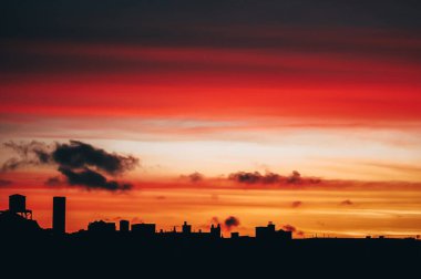 Brooklyn, New York 'un üzerinde güzel bir sabah güneşi bulutları.