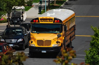 Brooklyn, New York 'ta sokakta Amerikan sarı okul otobüsü.
