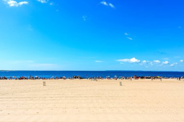 Yazın mavi gökyüzü ve mavi okyanusla Brighton Sahili yaz günlerinde. Brooklyn, New York.