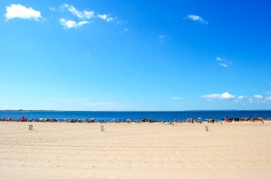 Yazın mavi gökyüzü ve mavi okyanusla Brighton Sahili yaz günlerinde. Brooklyn, New York.