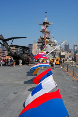 Halk üyeleri, New York Filo Haftası boyunca ABD Donanması 'na ait USS Iwo Jima LHD-7 amfibik saldırı gemisini ziyaret ediyor..