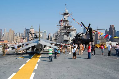 Halk üyeleri, New York Filo Haftası boyunca ABD Donanması 'na ait USS Iwo Jima LHD-7 amfibik saldırı gemisini ziyaret ediyor..