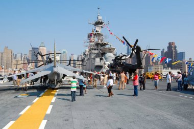 Halk üyeleri, New York Filo Haftası boyunca ABD Donanması 'na ait USS Iwo Jima LHD-7 amfibik saldırı gemisini ziyaret ediyor..