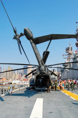  ABD Donanması 'nın USS Iwo Jima LHD-7 amfibik saldırı gemisinde..