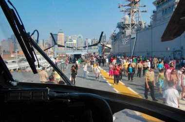 Sikorsky CH-53E Super Stallion kokpiti ABD Donanması 'nın USS Iwo Jima LHD-7 amfibik saldırı gemisinde..