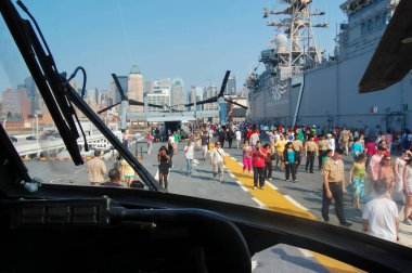 Sikorsky CH-53E Super Stallion kokpiti ABD Donanması 'nın USS Iwo Jima LHD-7 amfibik saldırı gemisinde..