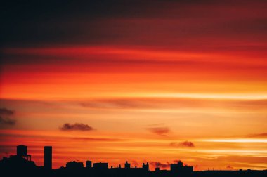 Brooklyn, New York 'un üzerinde güzel bir sabah güneşi bulutları.