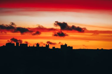 Brooklyn, New York 'un üzerinde güzel bir sabah güneşi bulutları.