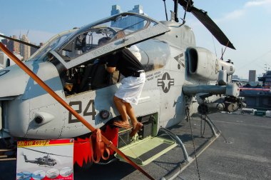  Amerikan Donanması 'nın USS Iwo Jima LHD-7 amfibik saldırı gemisinde Bell AH-1W Super Kobra..