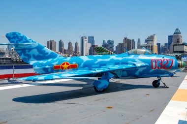 MIG-17 Sovyet Savaş Jeti (Vietnam Hava Kuvvetleri renklerinde) New York 'taki Intrepid Sea, Air and Space Museum' da sergilenmektedir..