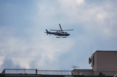 New York Polis Departmanı (NYPD) Brooklyn, New York üzerinde uçan helikopter.