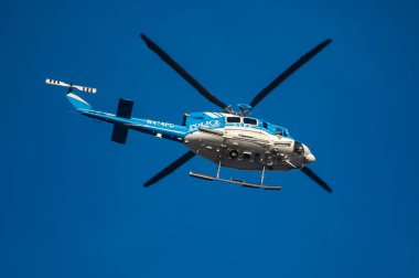 New York Polis Departmanı (NYPD) Brooklyn, New York üzerinde uçan helikopter.