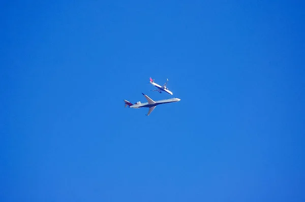 Odrzutowce Delta Air Lines Niebie Nad Międzynarodowym Lotniskiem Johna Kennedy — Zdjęcie stockowe