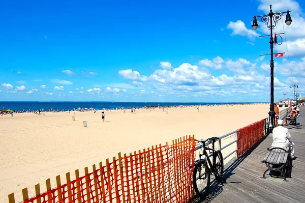 Yazın mavi gökyüzü ve mavi okyanusla Brighton Sahili yaz günlerinde. Brooklyn, New York.