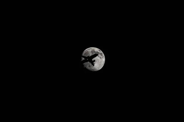 보름달이 지나가는 비행기 — 스톡 사진