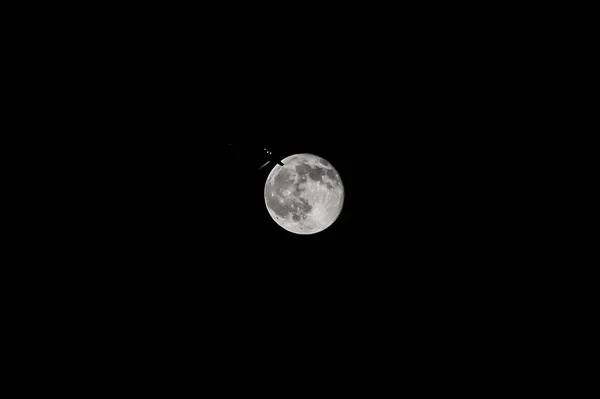 Lua Cheia Com Avião Passar Sua Frente — Fotografia de Stock